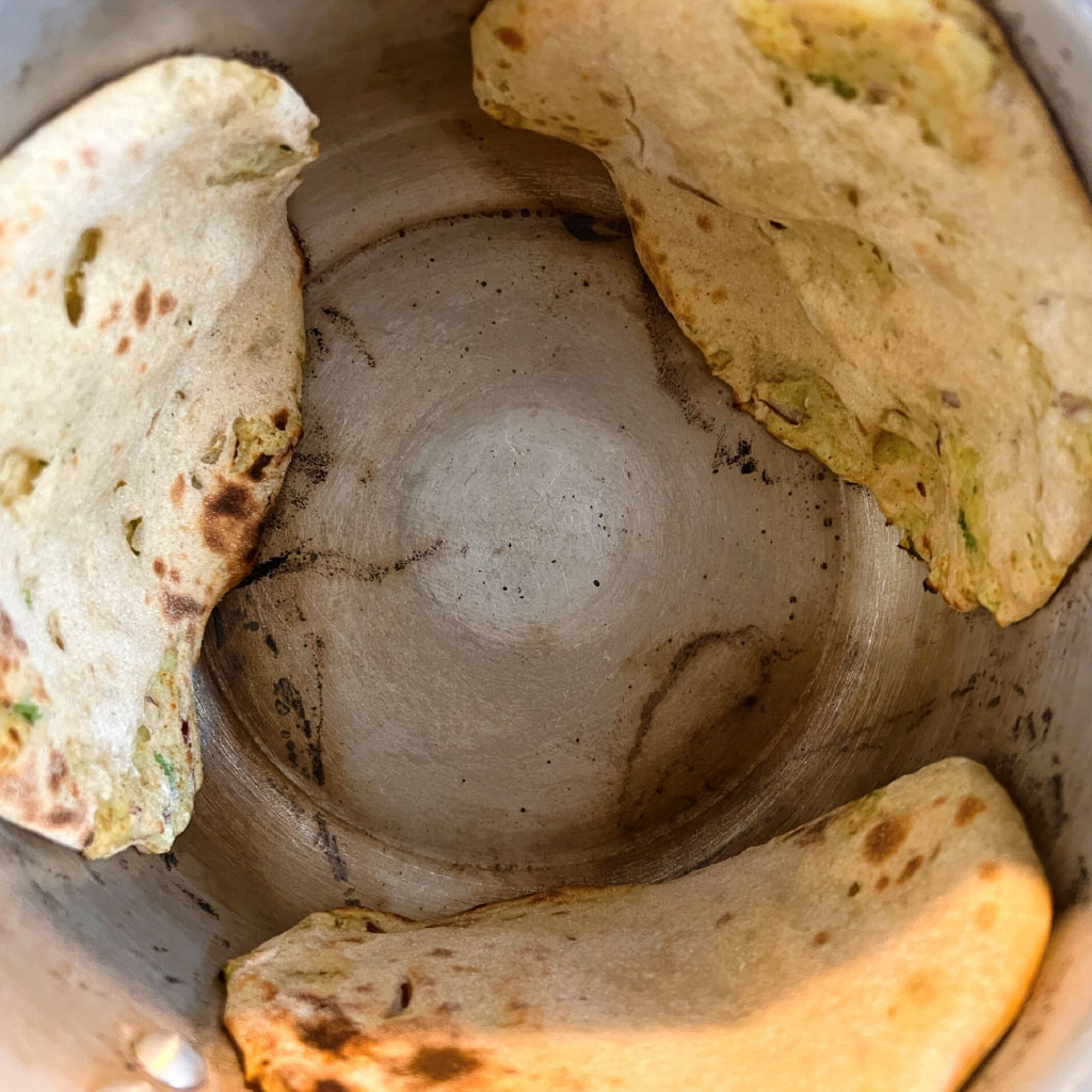 Pão naan em um tandoori num restaurante indiano em setúbal